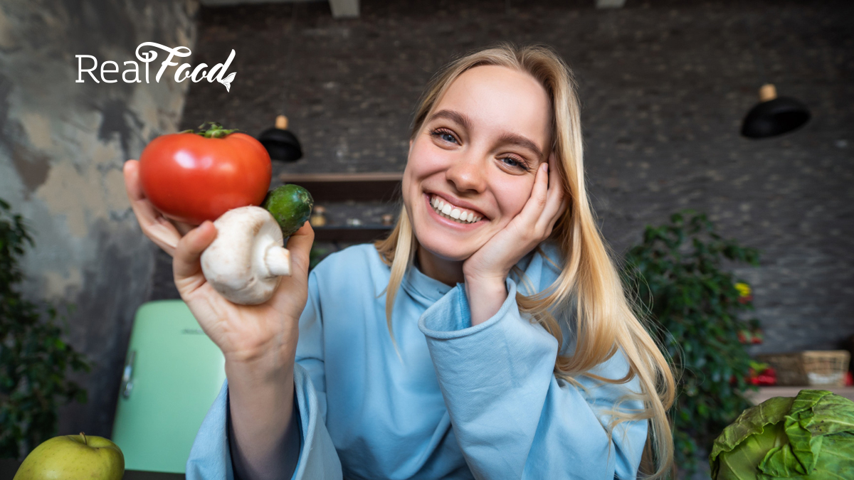 жена държаща зеленчуци