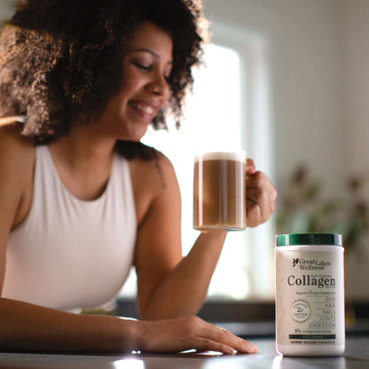 Жена с чаша кафе и Collagen Peptides